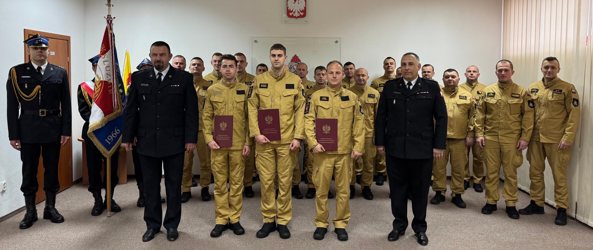 str. Kamil Adamek, str. Mateusz Stawiski, str. Bartłomiej Cegliński Komendant Powiatowy PSP bryg. Marcin Strzyżowski, Z-ca Komendanta Powiatowego PSP bryg. Marek Szymanek oraz funkcjonariusze KP PSP w Grodzisku Mazowieckim