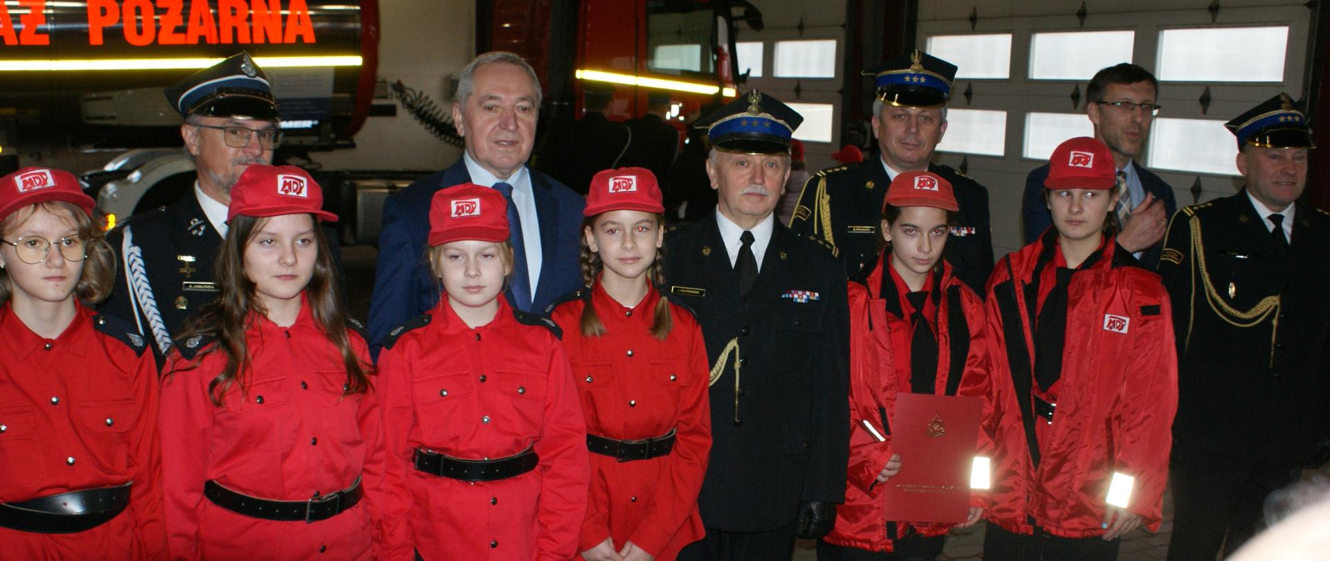 Uroczysty apel z okazji wręczenia promes Młodzieżowym Drużynom Pożarniczym z terenu powiatów: ostrołęckiego, makowskiego, ostrowskiego, wyszkowskiego i pułtuskiego