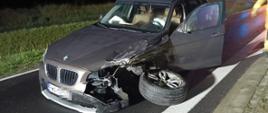 Na zdjęciu widać rozbity pojazd z urwanym przednim kołem 
