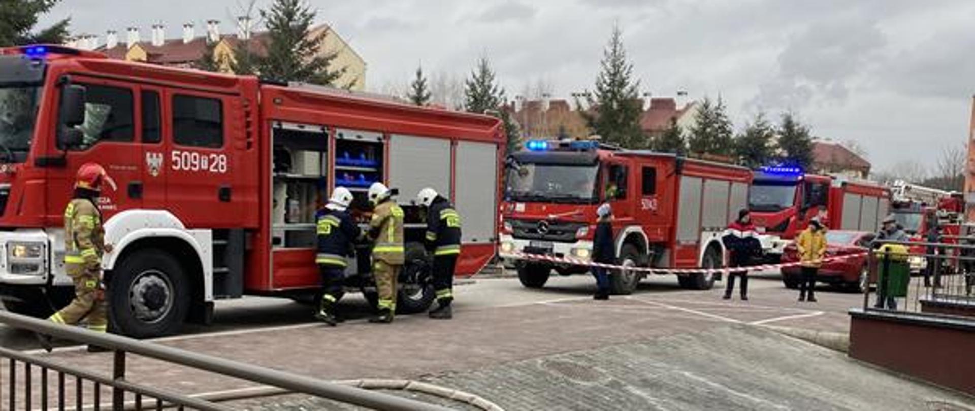 Działania ratowniczo-gaśnicze podczas pożaru piwnicy w budynku wielorodzinnym