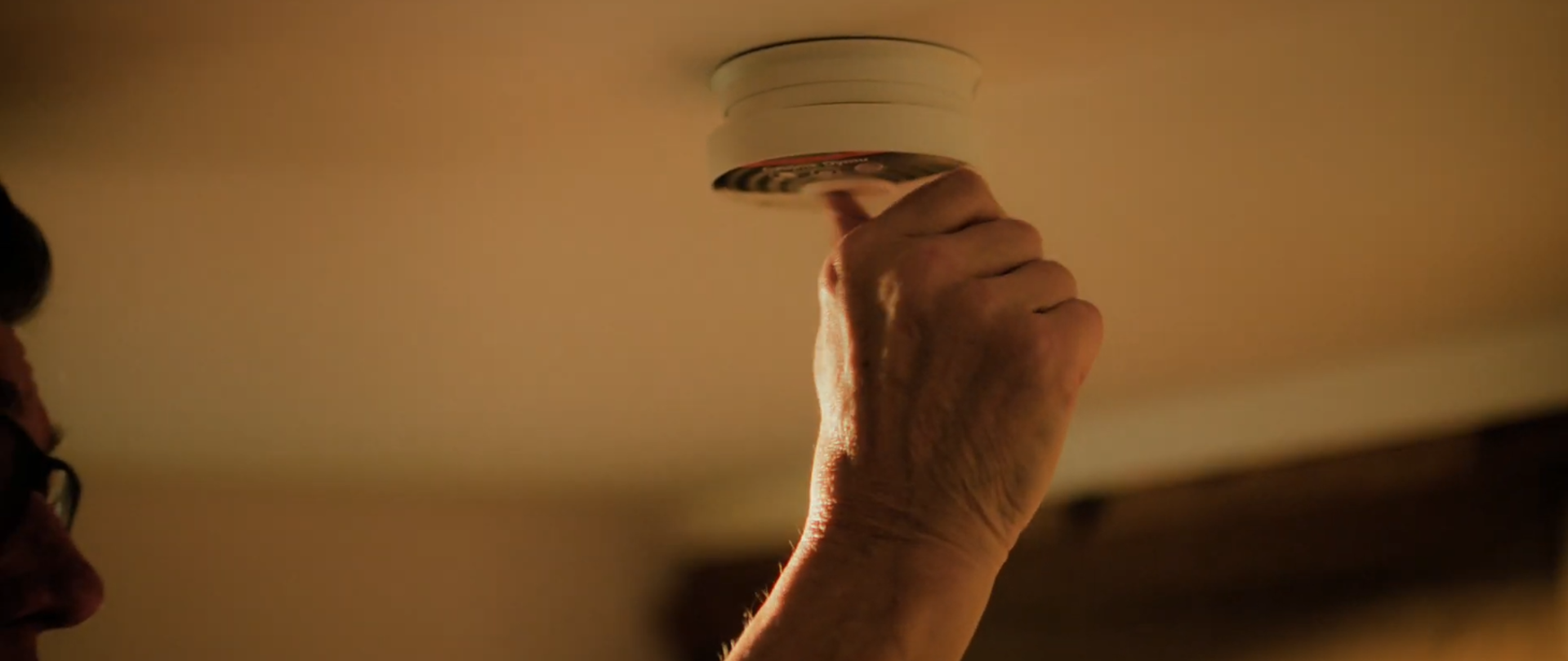 Czujka dymu na suficie