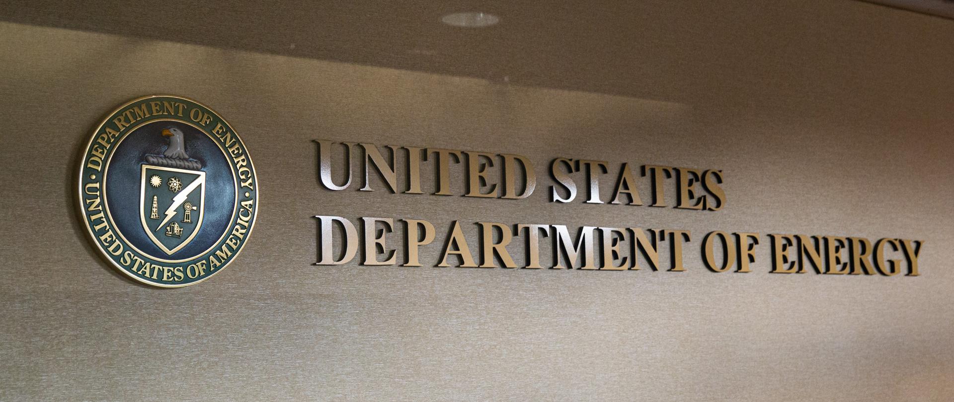 Wejście do budynku. Logo oraz napis United States Department of Energy