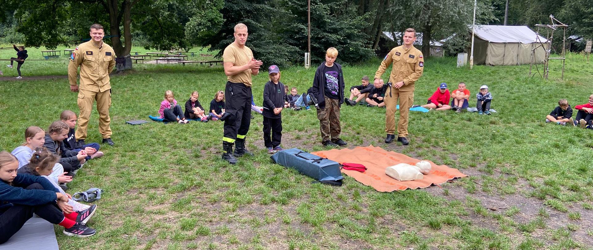 Strażacy z harcerzami podczas prelekcji