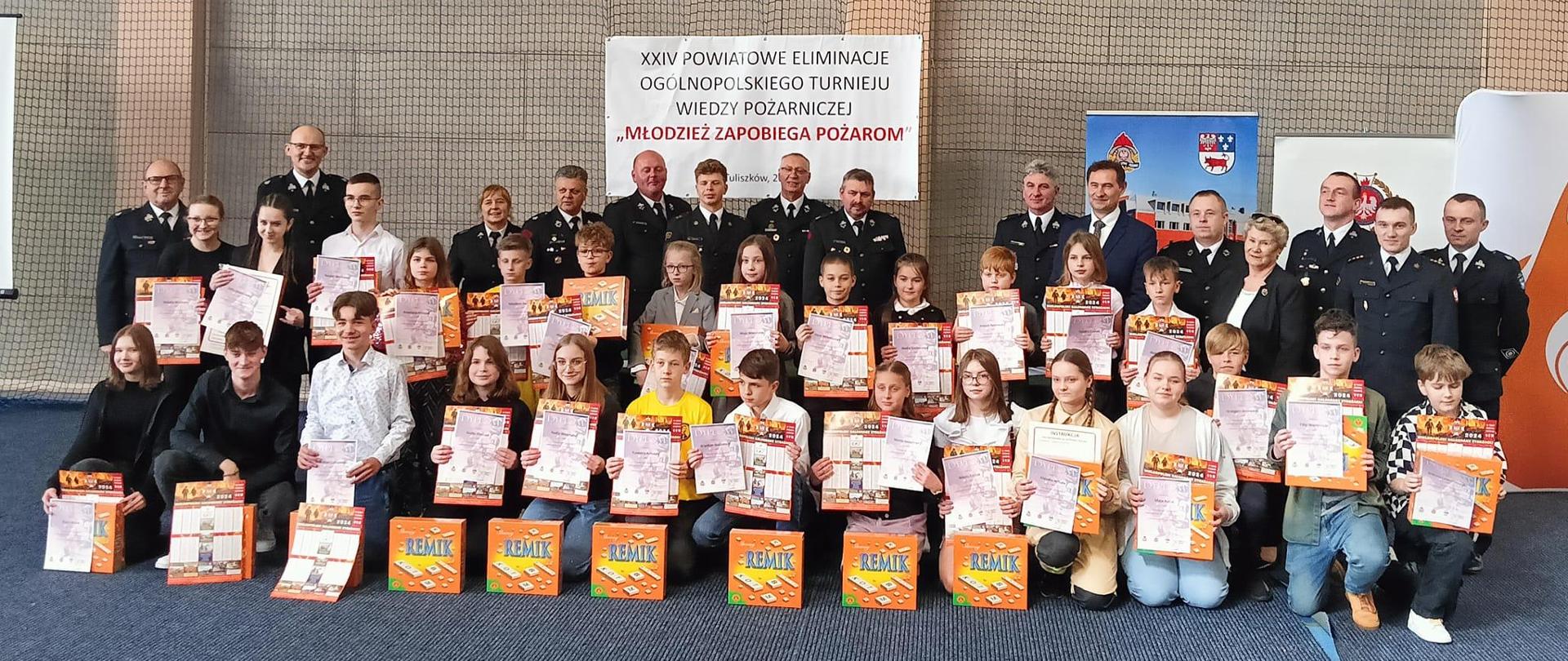 na zdjęciu uczestnicy i organizatorzy turnieju