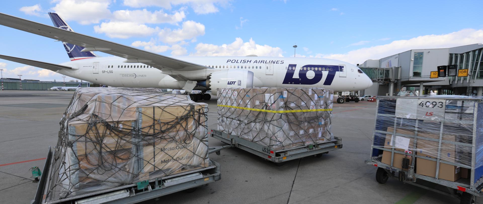 trwa załadunek pomocy humanitarnej dla Indii