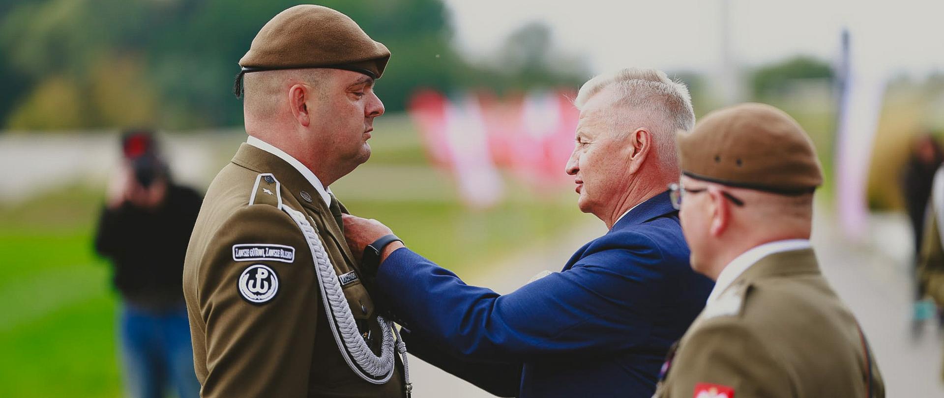 25 września 2026 r. w Muzeum Bitwy Warszawskiej 1920 r. w Ossowie, reprezentujący wiceprezesa Rady Ministrów W. Kosiniaka-Kamysza, podsekretarz stanu w MON Stanisław Wziątek uczestniczył w uroczystym apelu z okazji Święta Wojsk Obrony Terytorialnej.