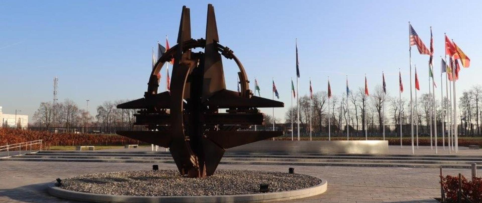 Róża wiatrów przed Kwaterą Główną NATO