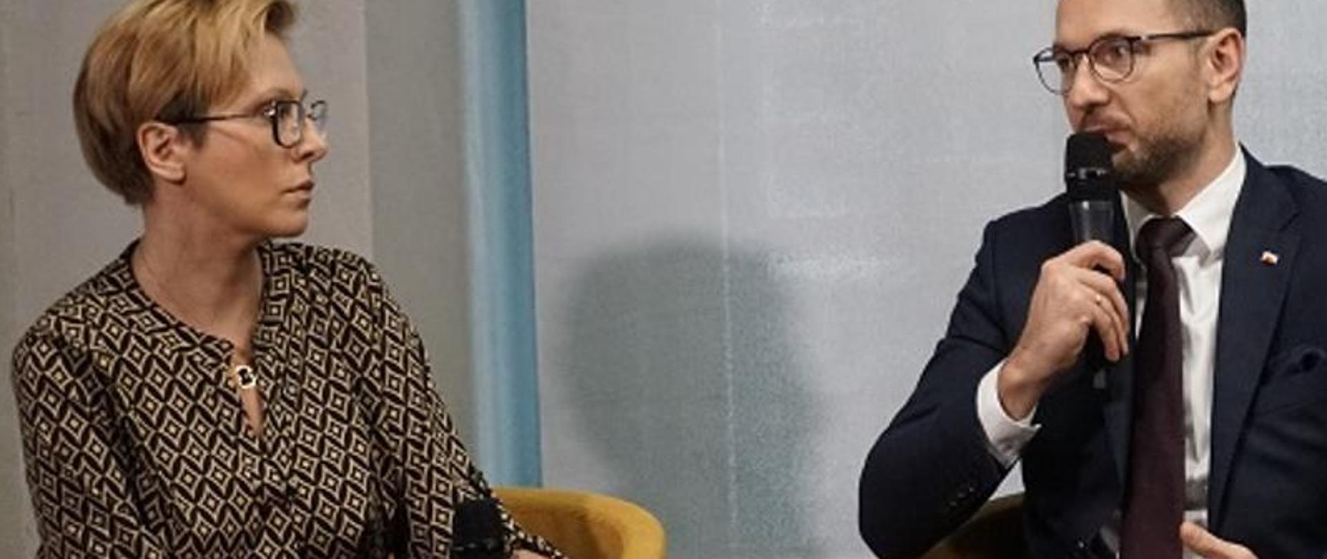 Na zdjęciu trzech uczestników konferencji 5G Summit, w środku siedzi wiceminister Waldemar Buda.