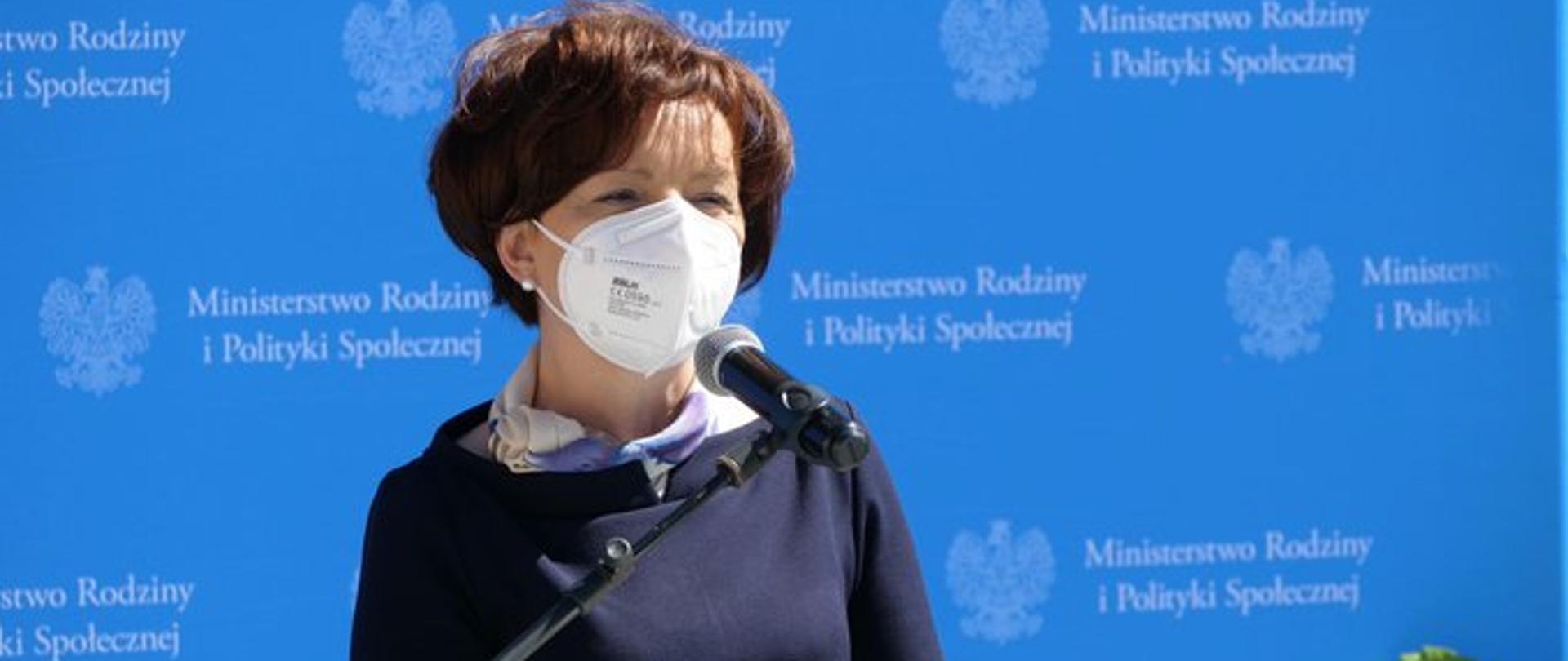 Otwarcie Klubu Seniora w Nowych Skalmierzycach. Wystąpienie minister Marlena Maląg.