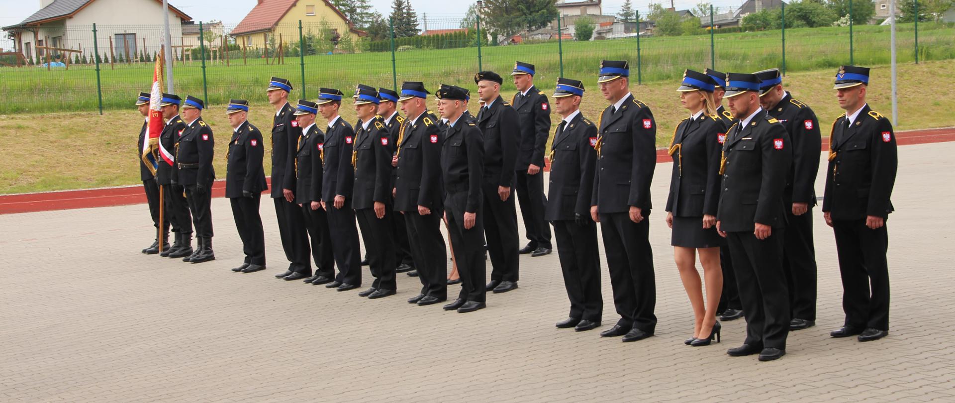 zdjęcie przedstawia funkcjonariuszy Komendy Powiatowej PSP w Żninie podczas uroczystej zbiórki obchodów Dnia Strażaka 
