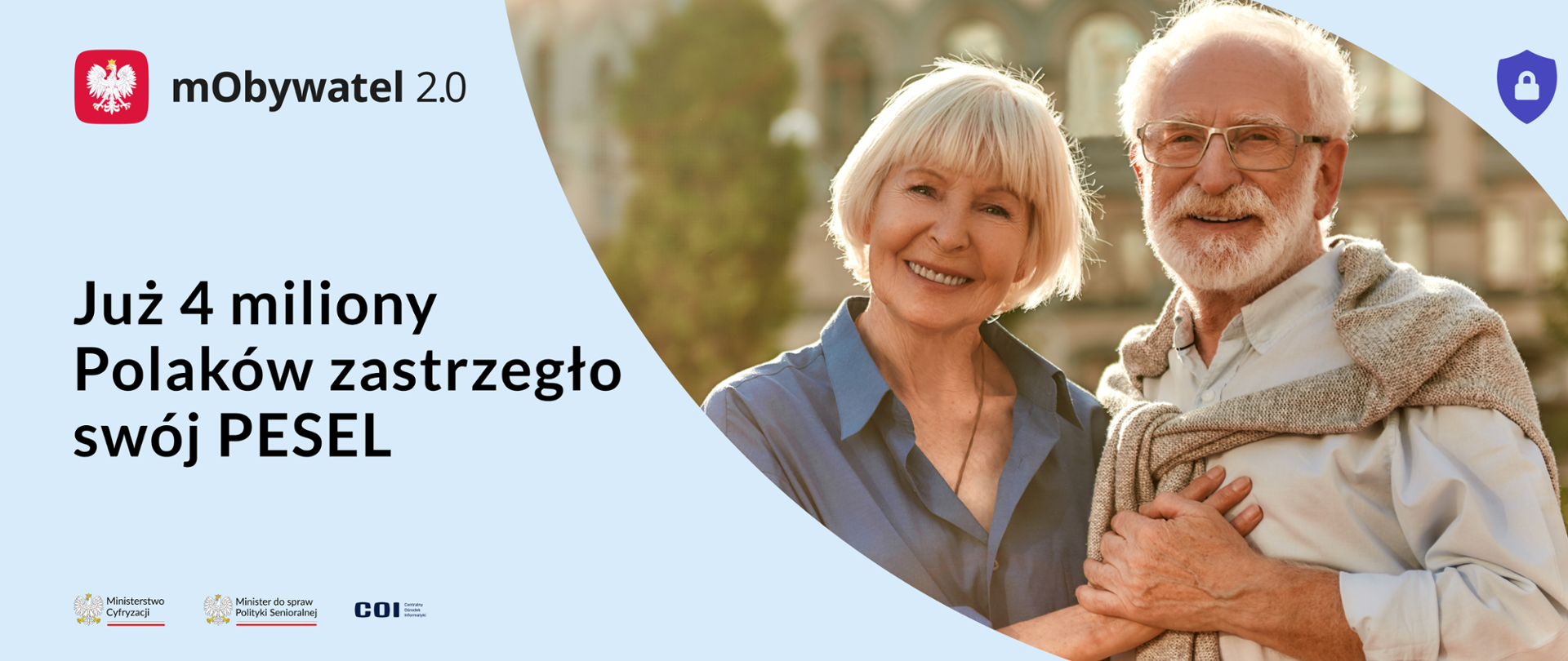 Para seniorów trzymająca się za ręce. 