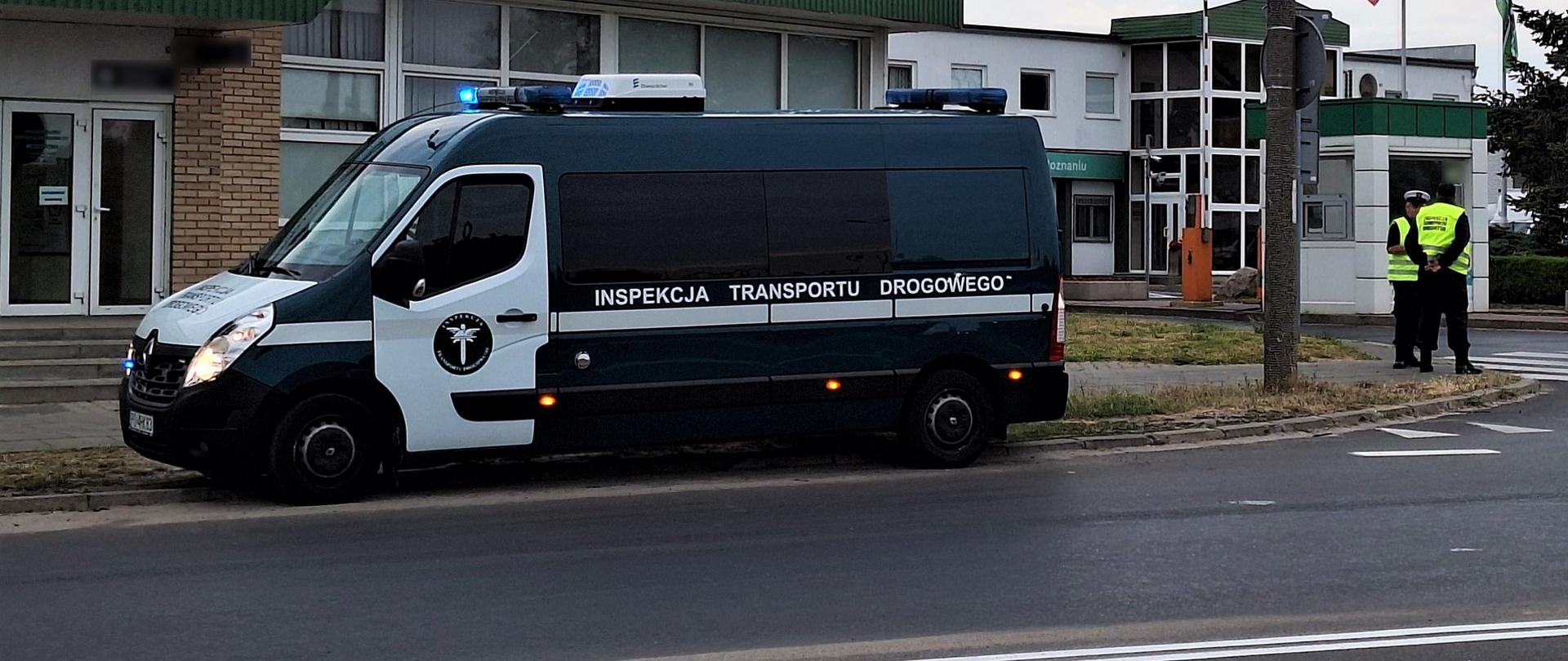 Działania kontrolne przy giełdzie rolniczej przeprowadzili wielkopolscy inspektorzy transportu drogowego wraz z inspektorami jakości handlowej artykułów rolno – spożywczych