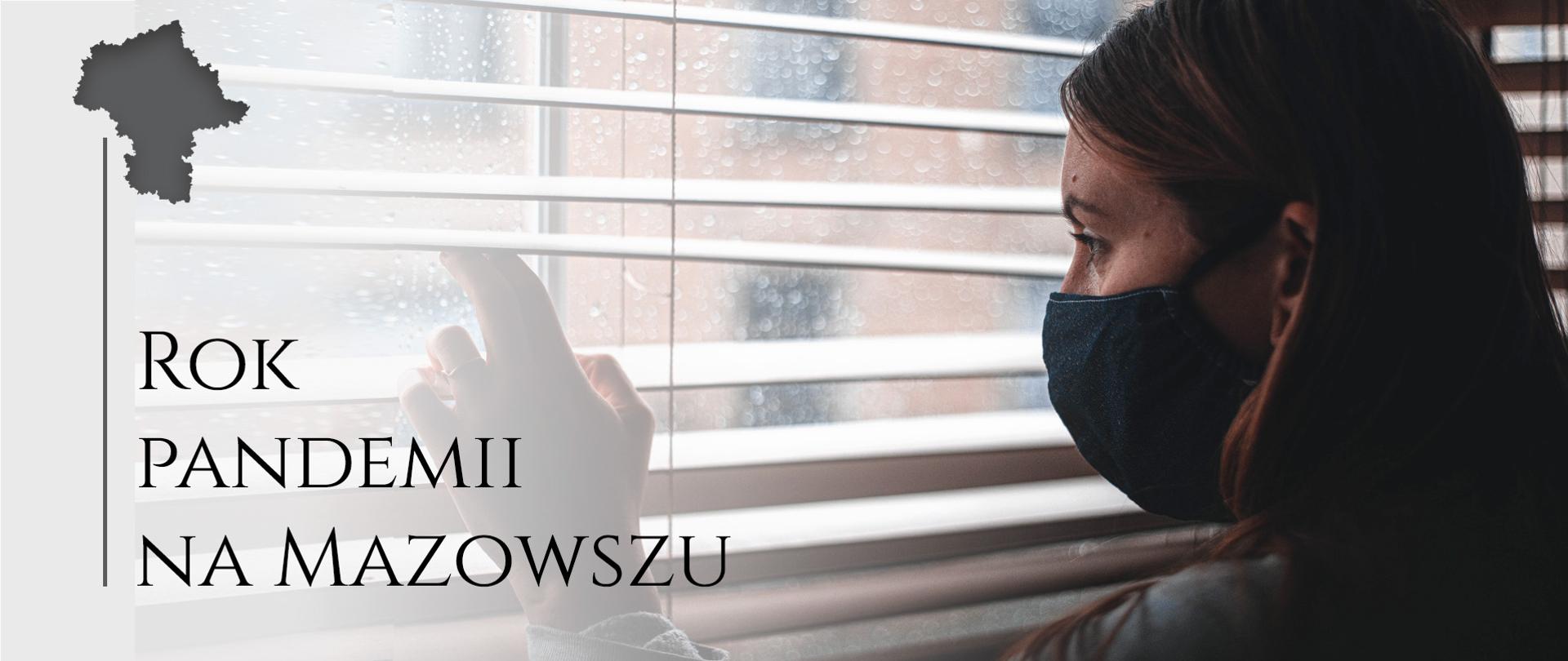 Kobieta w maseczce rozszerza żaluzje w oknie aby wyjrzeć na zewnątrz. Za oknem pada deszcz. Napis: Rok pandemii na Mazowszu oraz mała mapka Mazowsza.