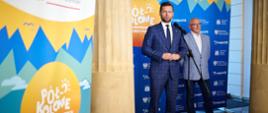Minister Kamil Bortniczuk mówi do mikrofonu, obok niego Dariusz Piekut, sekretarz generalny AZS
