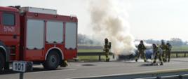 Pożar samochodu na drodze ekspresowej S5