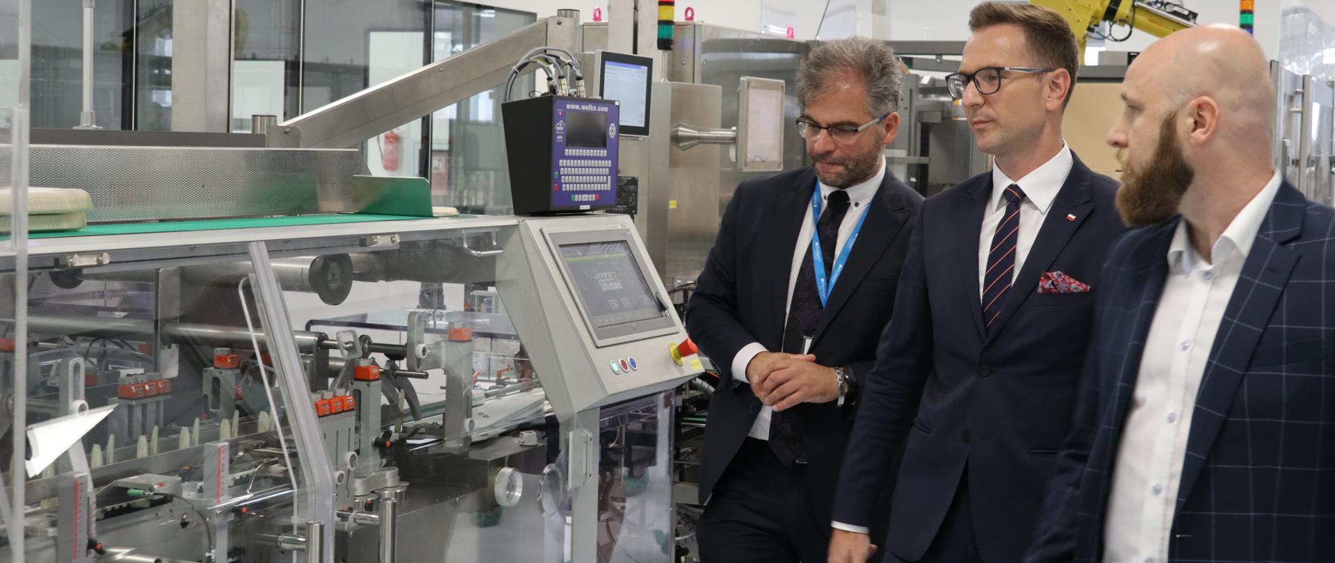Wiceminister Waldemar Buda podczas wizyty w fabryce Medana Pharma SA w Sieradzu.