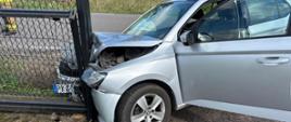 Auto uderzyło w ogrodzenie.