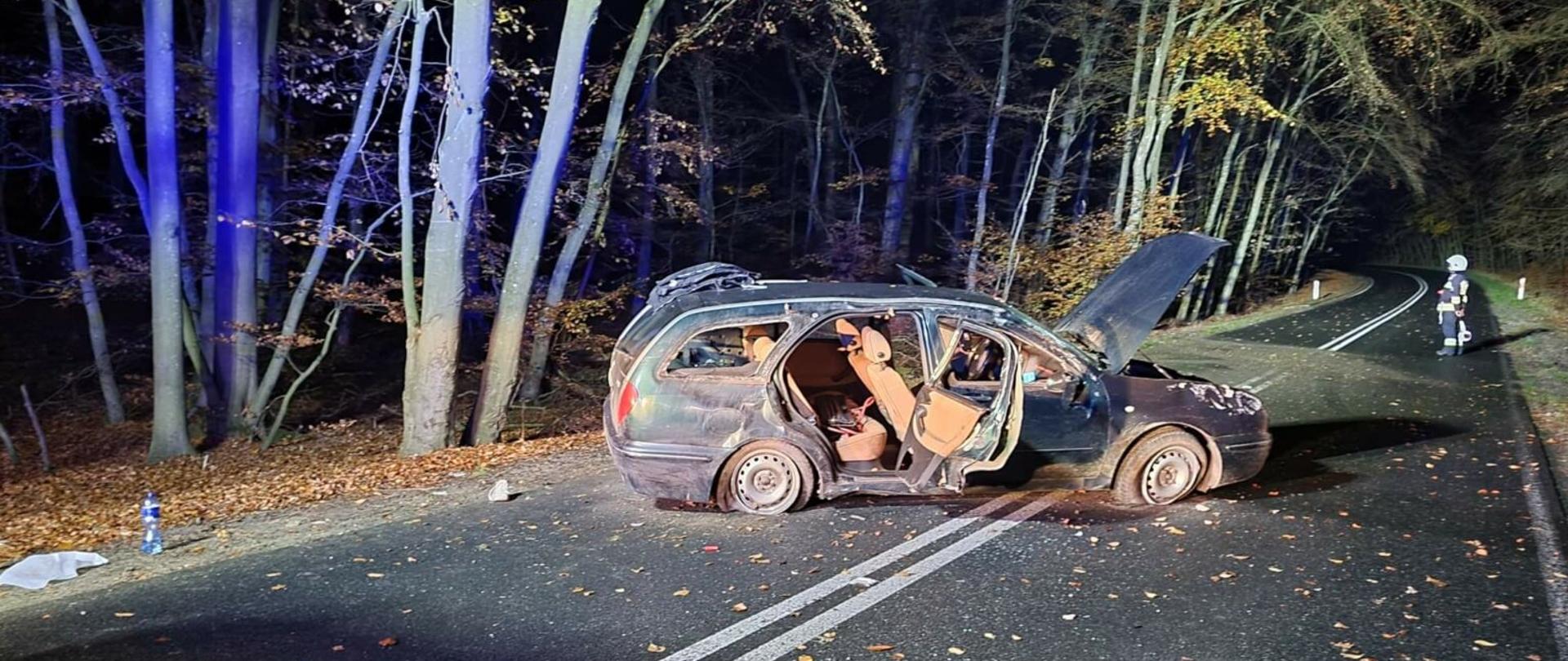 Pojazd rozbity w czasie wypadku stoi na drodze