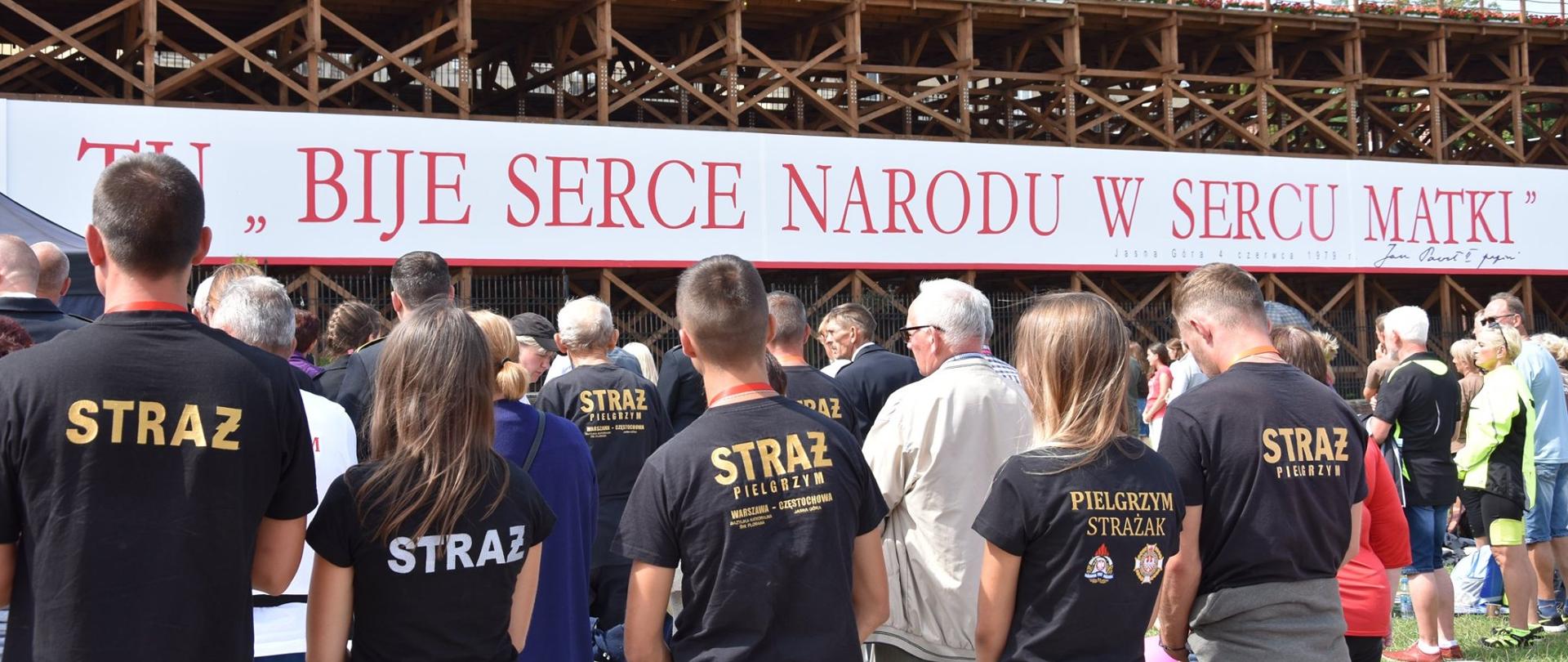 Grupa pielgrzymów strażaków u stóp Jasnej Góry