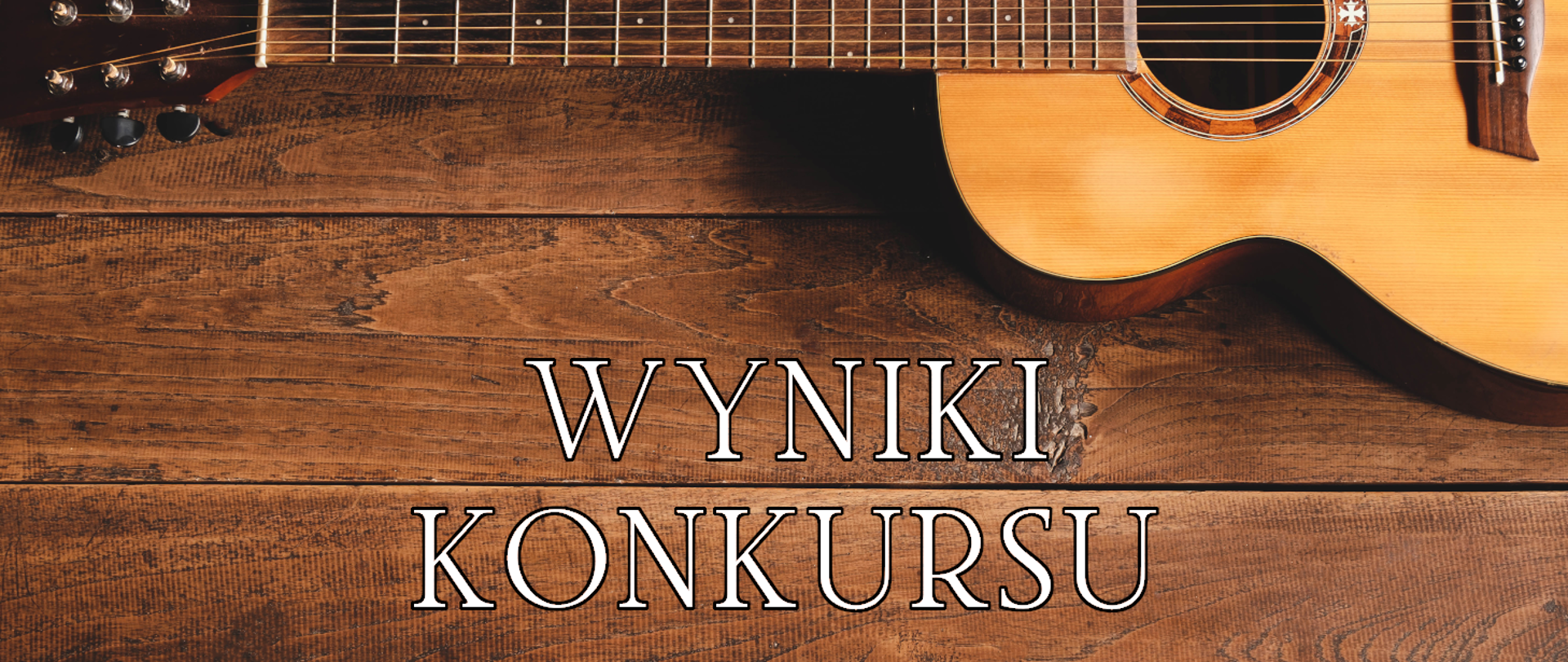 Baner VIII Ogólnopolskiego Konkursu Gitarowego Szkół Muzycznych I stopnia "Gitarowe NasTroje". Biały napis o treści: "Wyniki konkursu" na tle drewnianych desek i gitary.