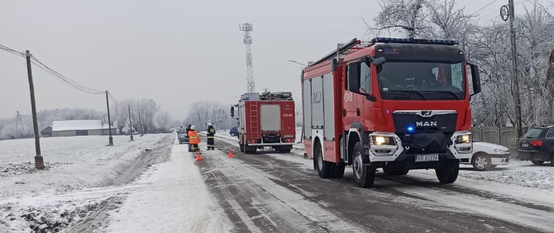 na zdjęciu widać zastępy Państwowej Straży Pożarnej na drodze powiatowej.
