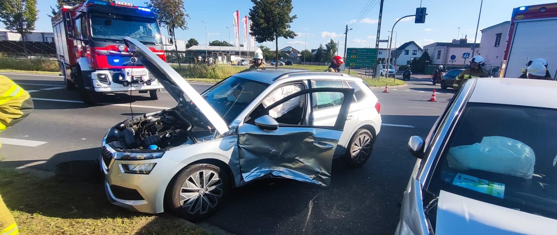 Grodzisk Wielkopolski - zderzenie dwóch samochodów osobowych na skrzyżowaniu ulic Europejskiej i Nowej.