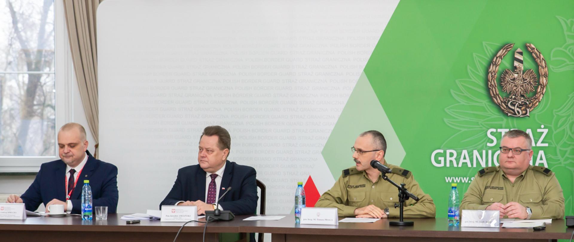 Minister Jarosław Zieliński podczas odprawy roczna Straży Granicznej