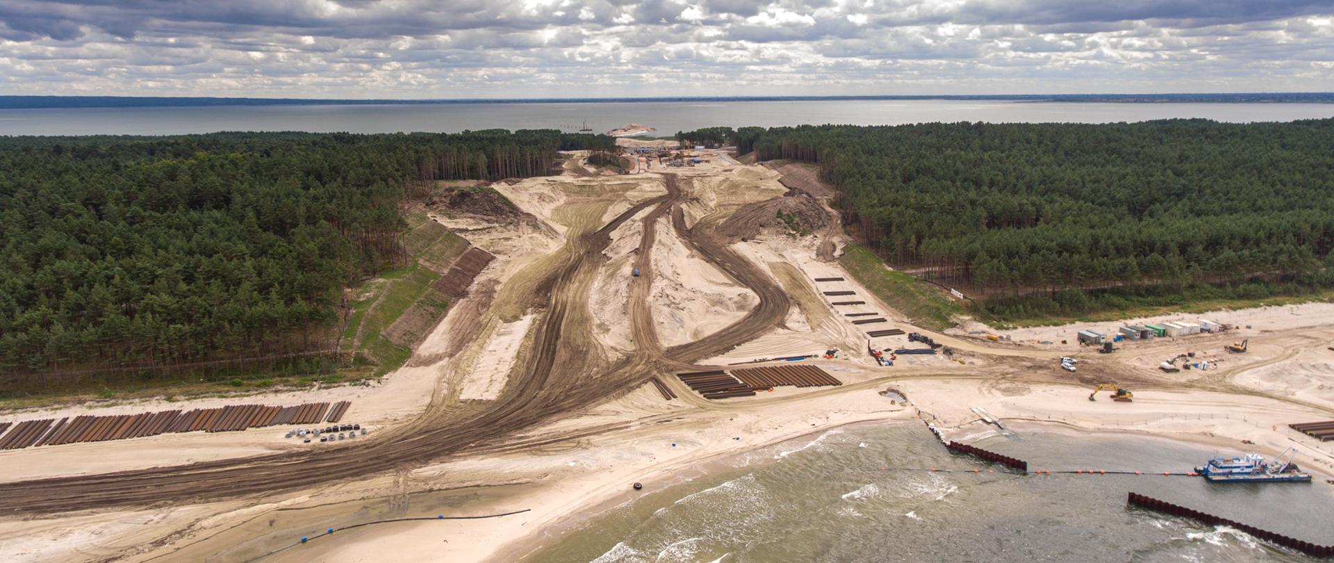 widok z lotu ptaka na budowę przekopu przez Mierzeję Wiślaną