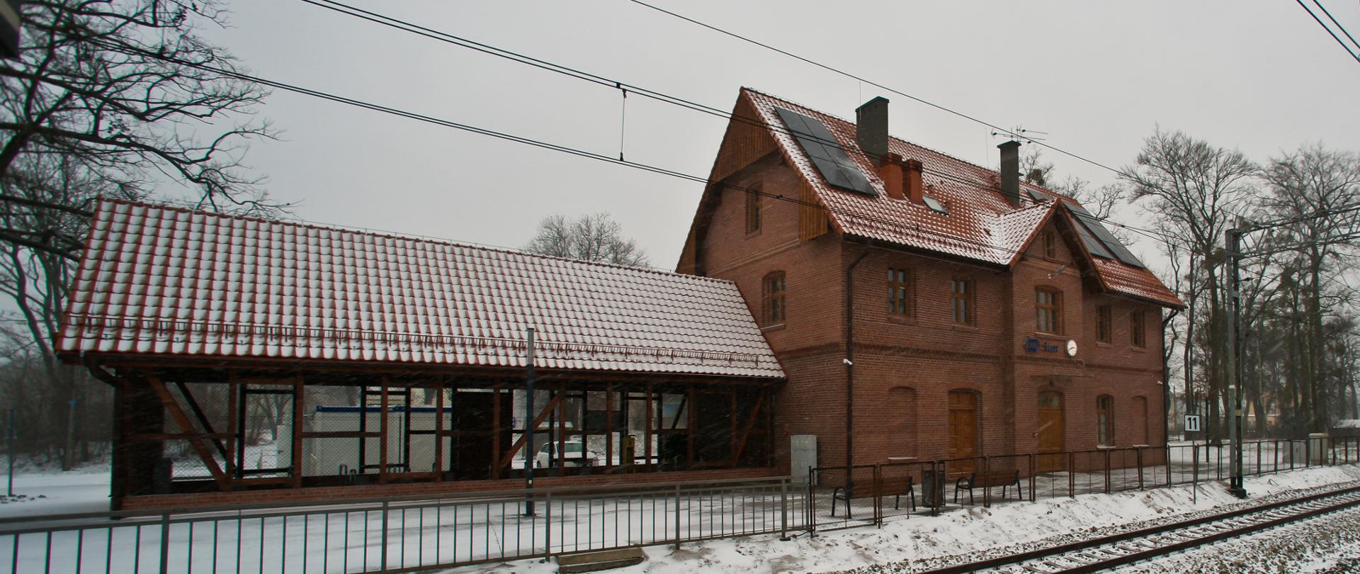 dworzec na zewnątrz