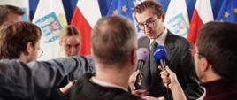 Na zdjęciu wiceminister funduszy i polityki regionalnej Jan Szyszko odpowiada na pytania dziennikarzy