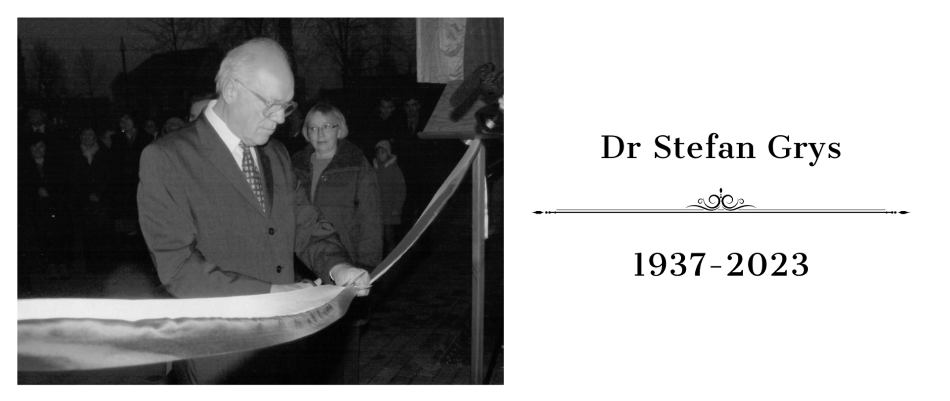 Grafika na białym tle. Po lewej zdjęcie mężczyzny przecinającego wstęgę. Po prawej czarny napis, imię, nazwisko i daty.