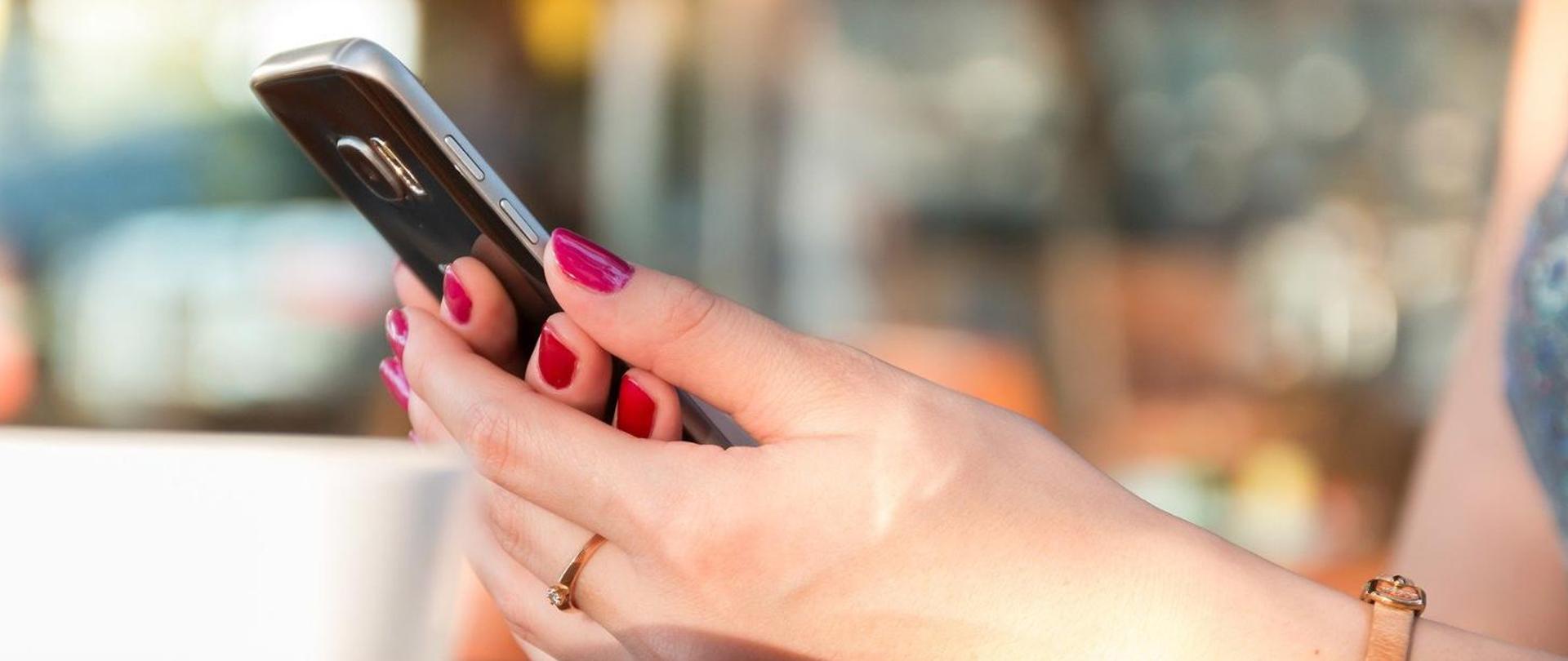 grafika z tekstem "Wszystkie numery telefonu związane z COVID-19 i szczepieniami w jednym miejscu"