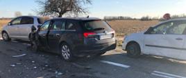 Na zdjęciu znajdują się trzy rozbite pojazdy, które znajdują się na drodze. Pojazdy stoją jeden za drugim.