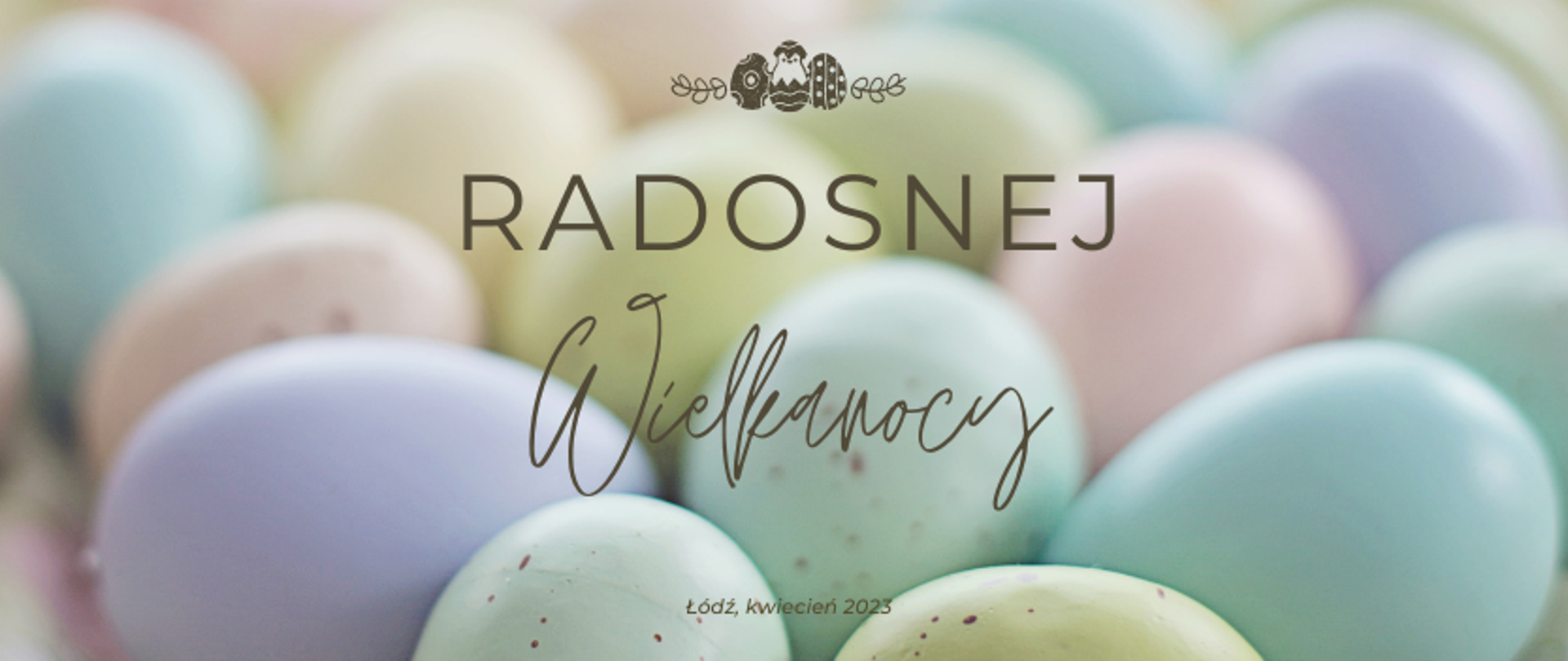 grafika: zdjęcie kolorowych wielkanocnych jajek z napisem radosnej Wielkanocy, Łódź, kwiecień 2023