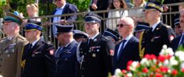 grupa oficjeli stoi na trybunach