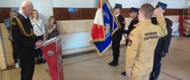Ślubowanie nowo przyjętego strażaka