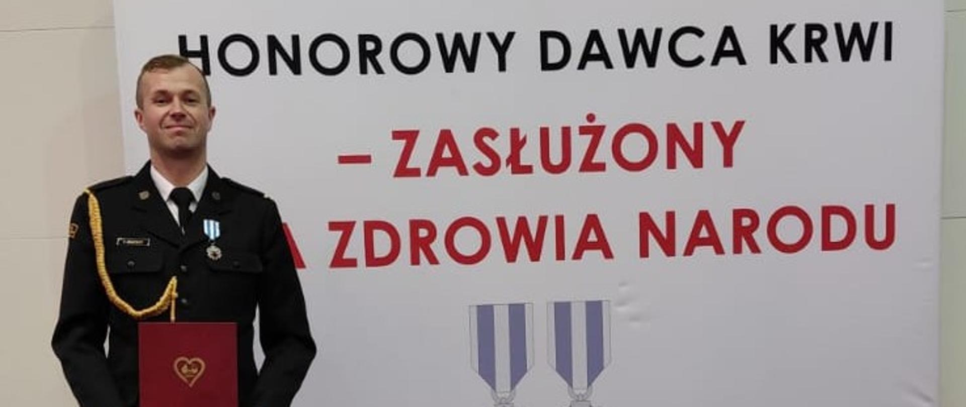 Na zdjęciu wyróżniony funkcjonariusz