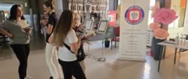 Punkt informacyjno-edukacyjny w SP nr 7 podczas wywiadówki 