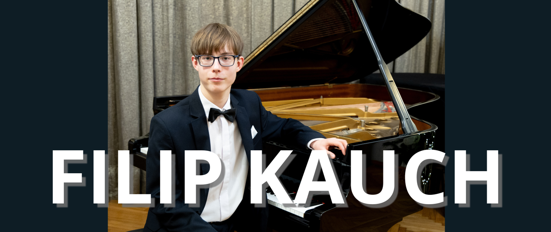 plakat recitalu fortepianowego Filipa Kaucha na ciemnym tle ze zdjęciem wykonawcy przy fortepianie i stylizowaną klawiaturą na dole plakatu