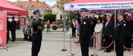 Dowódca uroczystości składa meldunek Zastępcy Śląskiego Komendanta Wojewódzkiego podczas rozpoczęcia uroczystości