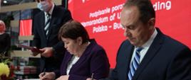 Wiceminister rozwoju i technologii Andrzej Gut-Mostowy i minister odpowiedzialna za turystykę Bułgarii Stela Baltova w trakcie składania podpisu pod porozumieniem o współpracy między MRiT a Ministerstwem Turystyki Republiki Bułgarii
