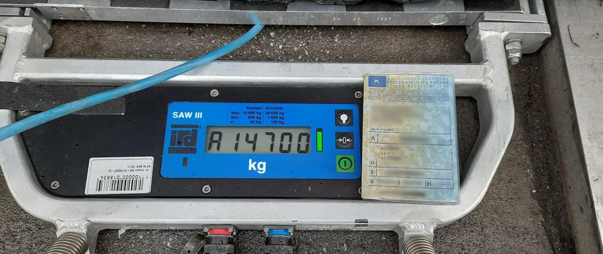 Ciężarówkę o za dużym tonażu i naciskach osi napędowej oraz naczepę z niekompletnym układem hamulcowym wycofali tymczasowo z dalszej jazdy inspektorzy mazowieckiej Inspekcji Transportu Drogowego