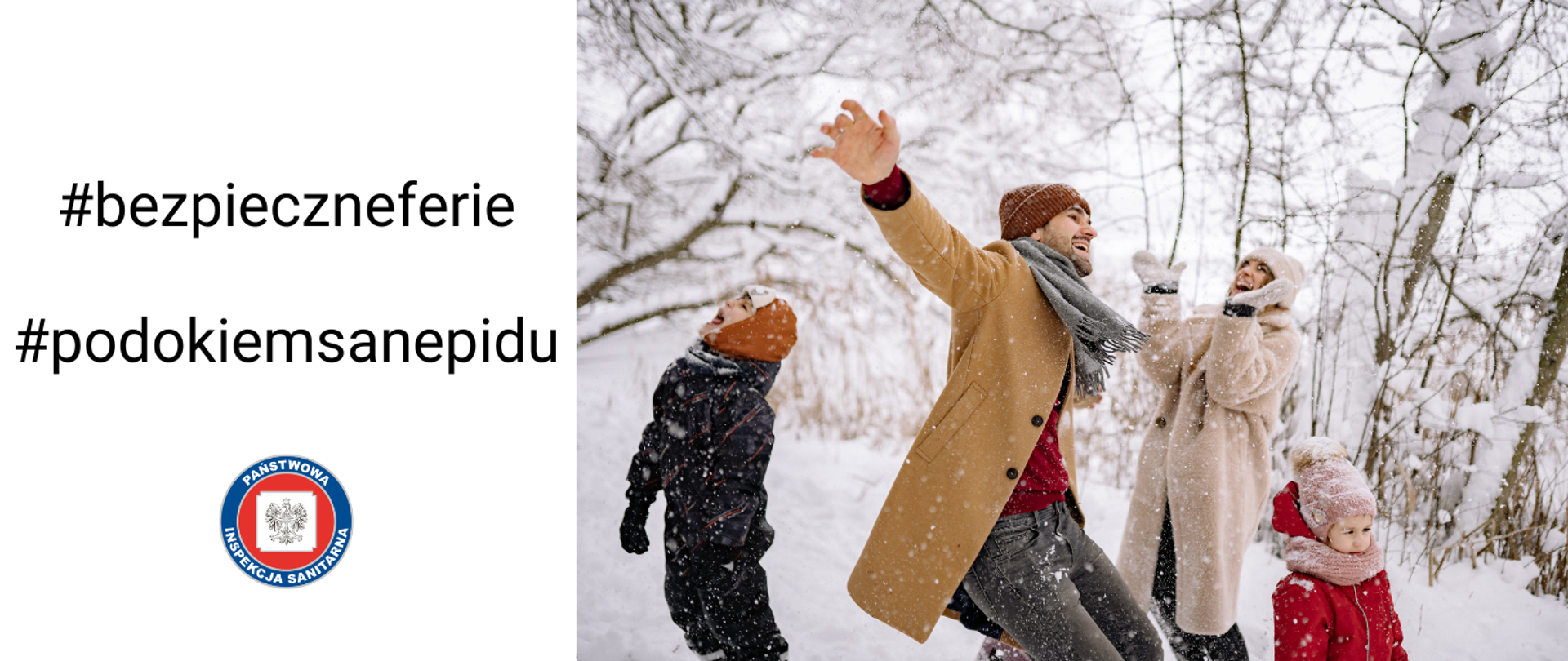 w lewej części na białym tle napisy z hasztagami bezpieczne ferie i pod okiem sanepidu, na dole logotyp Państwowej Inspekcji Sanitarnej
w prawej części zdjęcie - zima w parku, ośnieżone drzewa i krzewy, pada śnieg, rodzina uchwycona w ruchu, mama, tato i dwójka dzieci bawią się wspólnie, próbują uchwycić padające płatki śniegu