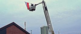 Wciągnięcie flagi państwowej na podnośnik