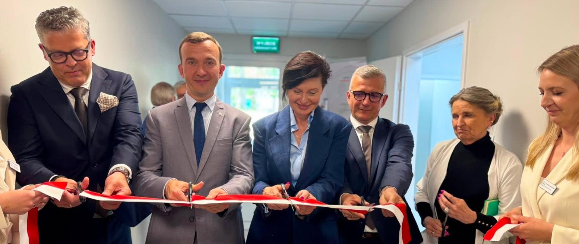 grupa oficjeli, w tym wicewojewoda, przecinają wstęgę