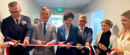 grupa oficjeli, w tym wicewojewoda, przecinają wstęgę