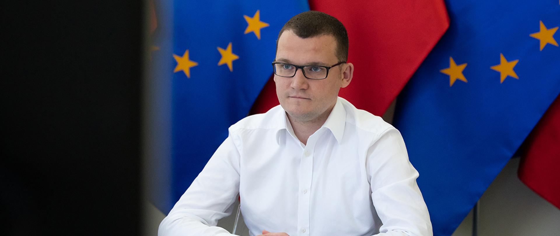 Wiceminister Paweł Szeferneker podczas wideokonferencji z wojewodami. 