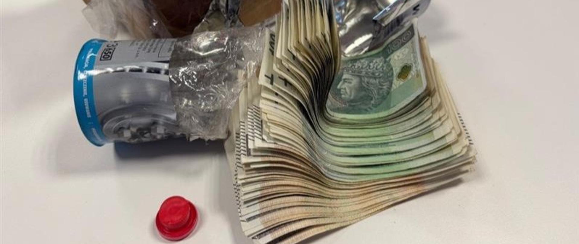 Pieniądze znalezione w przesyłce.