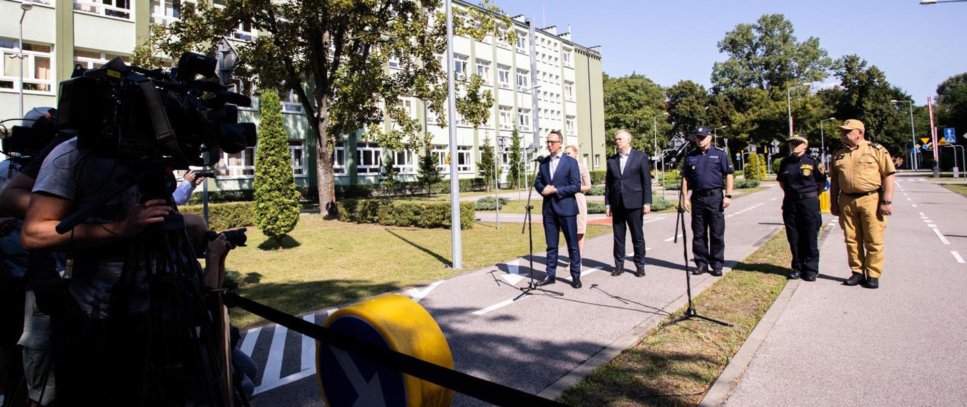 Ministrowie i szefowie służb podczas konferencji prasowej.