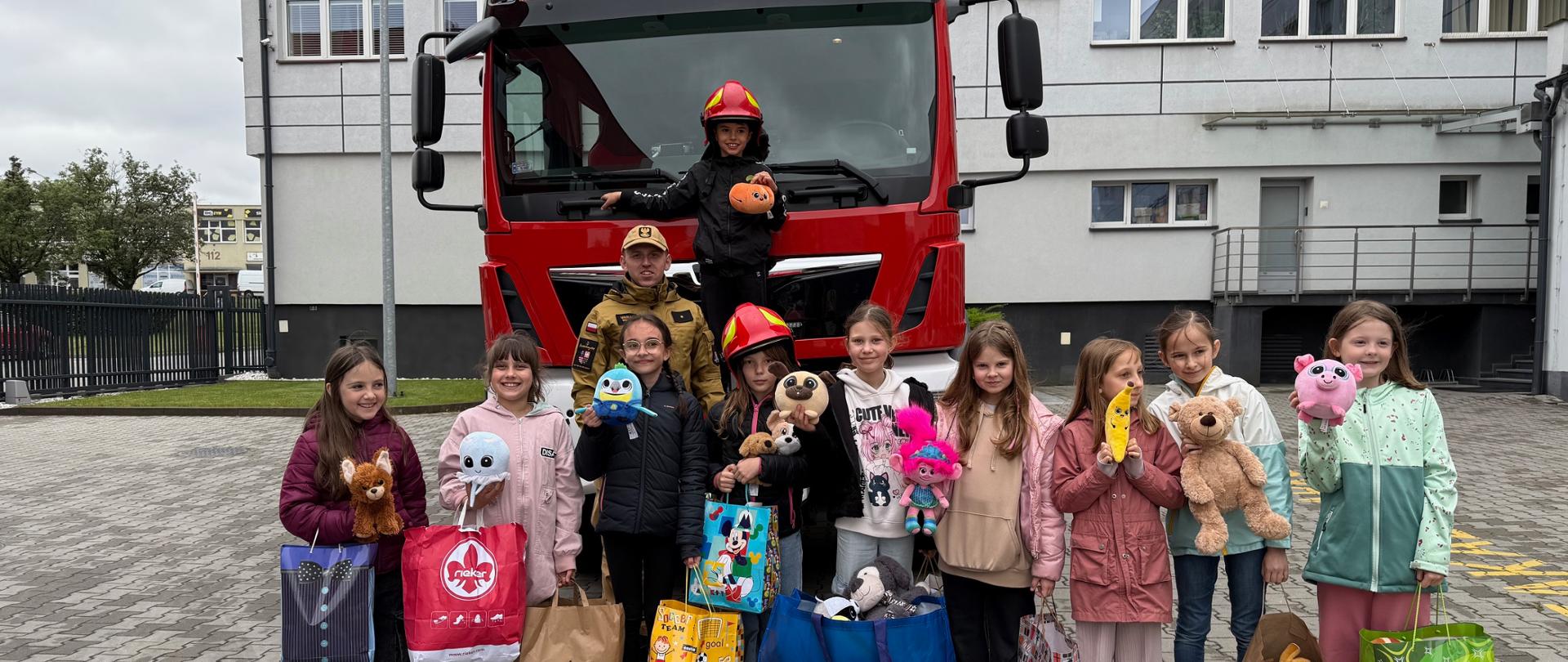 Dzieci przy wozie strażackim 
